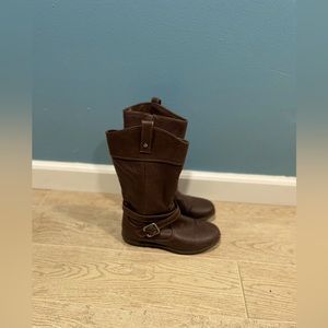 Kid brown boots slightly worn, size 3 non-smoker home.